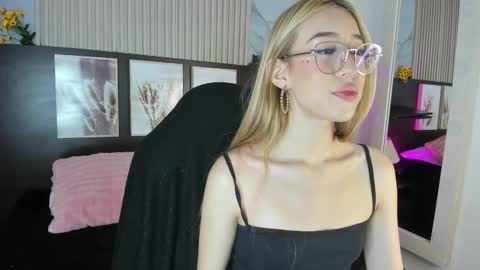 misscheelsee_as online show from October 1, 8:15 pm