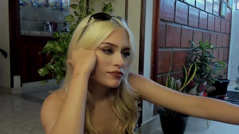 Miss Luna online show from December 8, 9:30 pm