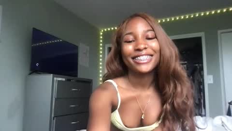 missmarimac online show from May 25, 2:56 pm