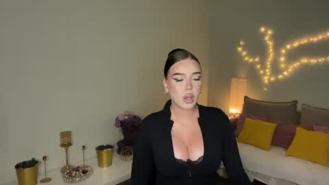 Mia online show from July 4, 3:29 pm