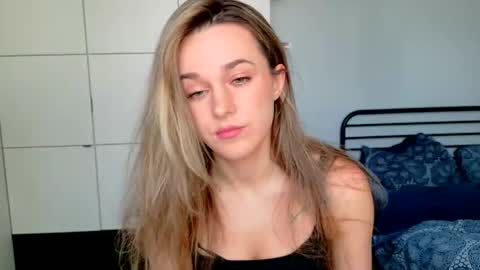 mmminnie online show from April 15, 10:33 am