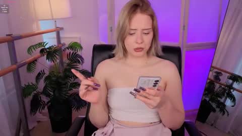 Snapshot of mol_l_y chatting on February 24, 7:17 am Molly online show from February 24, 7:17 am