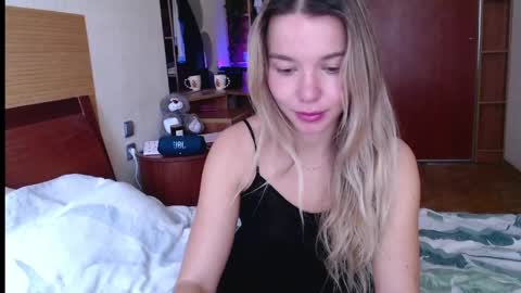 Snapshot of molly_bell chatting on April 24, 7:33 am Molly online show from April 24, 7:33 am