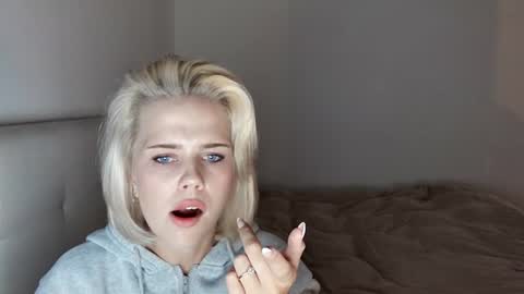 mollyforthenose online show from August 1, 10:30 pm