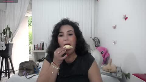 Snapshot of mom_17 chatting on July 9, 9:08 pm Celeste online show from July 9, 9:08 pm