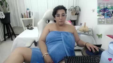 Snapshot of mom_17 chatting on July 10, 11:29 pm Celeste online show from July 10, 11:29 pm