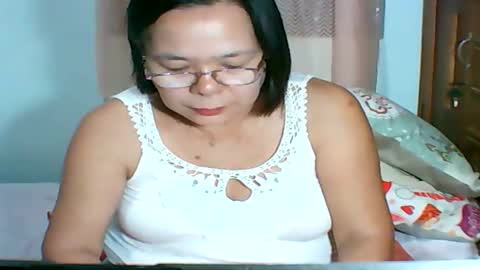 Snapshot of mombastic55 chatting on May 23, 10:08 am mombastic55 online show from May 23, 10:08 am