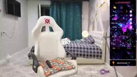 Snapshot of mommmy_ chatting on October 10, 9:36 pm MommmY online show from October 10, 9:36 pm