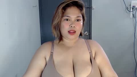 Snapshot of mommyjessaxx69 chatting on February 25, 6:47 am mommyjessaxx69 online show from February 25, 6:47 am