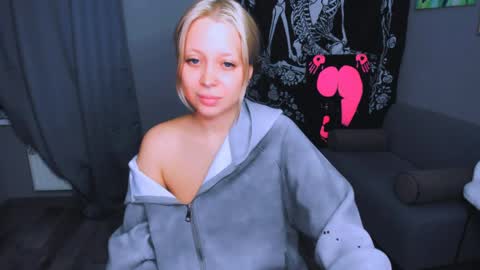 Snapshot of monalauu chatting on April 30, 10:25 pm online show from April 30, 10:25 pm