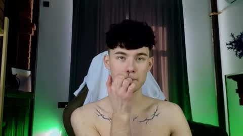 Snapshot of moon_gloww chatting on February 19, 6:20 am moon_gloww online show from February 19, 6:20 am