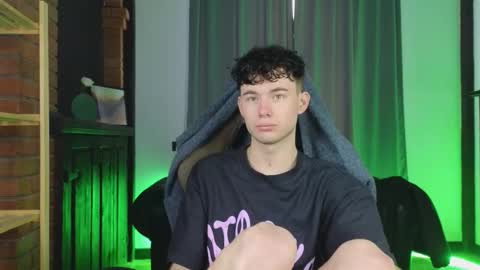 Snapshot of moon_gloww chatting on February 22, 5:08 am moon_gloww online show from February 22, 5:08 am