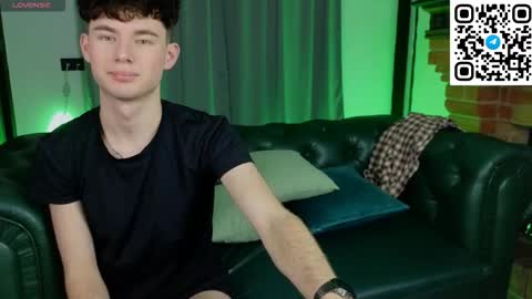 Snapshot of moon_gloww chatting on February 25, 9:02 pm moon_gloww online show from February 25, 9:02 pm