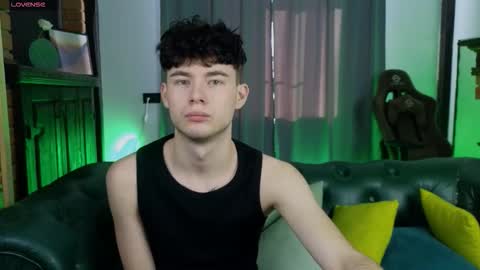 Snapshot of moon_gloww chatting on February 27, 6:13 am moon_gloww online show from February 27, 6:13 am