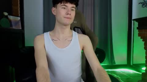 Snapshot of moon_gloww chatting on March 4, 4:51 am moon_gloww online show from March 4, 4:51 am