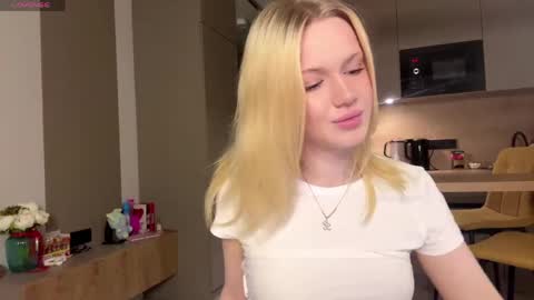 moonavellle_ online show from May 26, 9:11 pm