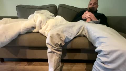 Snapshot of mouillelenos chatting on December 11, 2:11 pm CamO online show from December 11, 2:11 pm