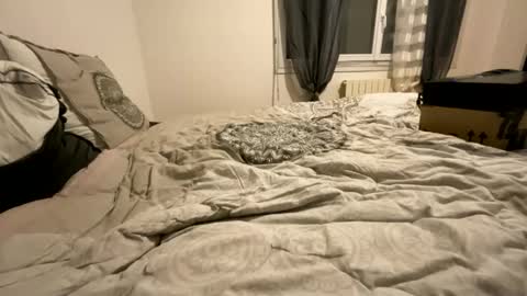 Snapshot of mouillelenos chatting on December 18, 5:31 pm CamO online show from December 18, 5:31 pm