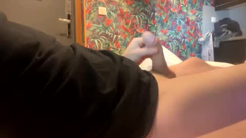 Snapshot of mouillelenos chatting on December 18, 8:26 pm CamO online show from December 18, 8:26 pm