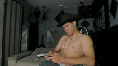 mr_mois online show from May 8, 5:13 am