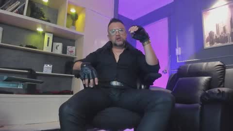 Snapshot of mrfrank_tattoo chatting on December 20, 11:28 am MrFrank. online show from December 20, 11:28 am