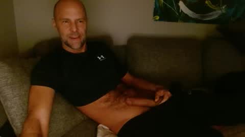 Snapshot of mrpornstar33 chatting on April 3, 4:32 am Twinsoulsex online show from April 3, 4:32 am