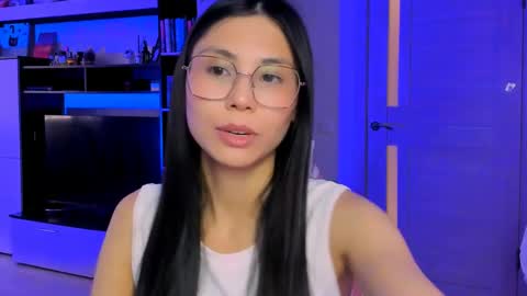 Snapshot of ms_emily_ chatting on May 13, 11:18 am ms_emily_ online show from May 13, 11:18 am