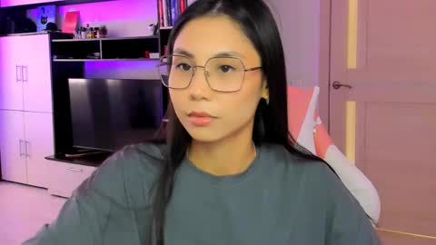 Snapshot of ms_emily_ chatting on May 28, 10:56 am ms_emily_ online show from May 28, 10:56 am