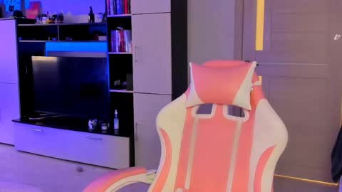 Snapshot of ms_emily_ chatting on May 29, 11:52 am ms_emily_ online show from May 29, 11:52 am