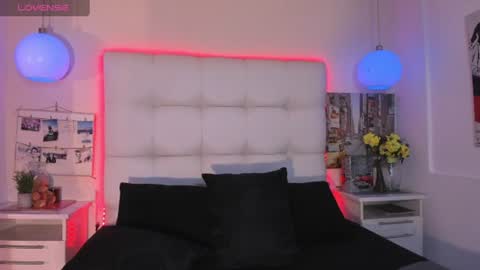 mxli_divine_ online show from August 3, 5:49 pm