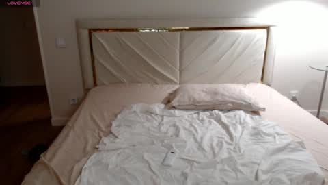 mysticsirenn online show from February 3, 9:08 am