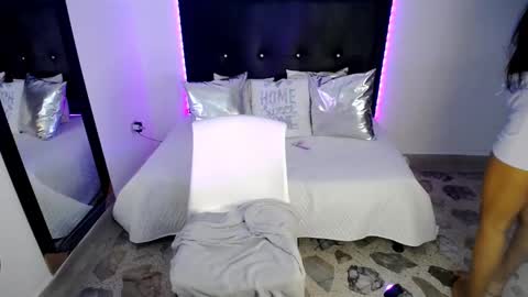 naahia__clark online show from December 19, 4:56 am