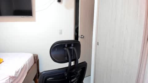 independent model online show from January 31, 11:47 pm