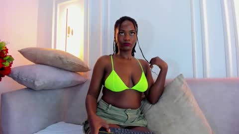 Snapshot of nahomi_williams_ chatting on February 17, 12:45 pm Nahomi online show from February 17, 12:45 pm