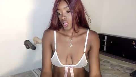 Nahomy  online show from January 7, 5:04 pm