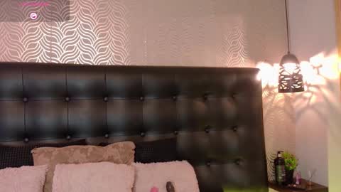 naiaramasson_ online show from September 19, 12:06 pm