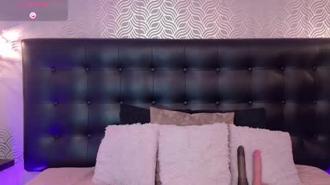 naiaramasson_ online show from November 18, 12:20 pm