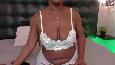 naiaramasson_ online show from April 9, 11:59 am