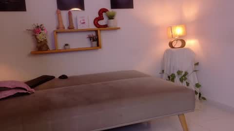 nairagold_ online show from May 15, 11:01 pm