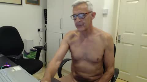 nakedcarpenteruk online show from June 2, 6:59 am