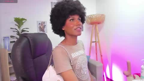 N A O M I  online show from June 18, 9:19 pm