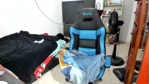 Snapshot of neeko_lol_ chatting on June 21, 11:57 am Geek Nicole im Neeko UwU online show from June 21, 11:57 am