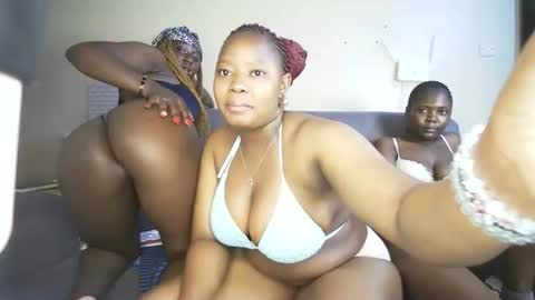 nellyeluxe online show from April 13, 10:37 pm