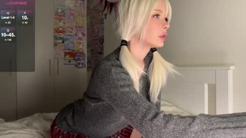 maeve  online show from April 4, 7:00 pm