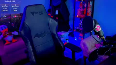 Neon online show from June 18, 8:02 pm