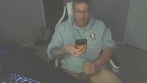 Snapshot of newevo chatting on April 19, 3:17 am newevo online show from April 19, 3:17 am