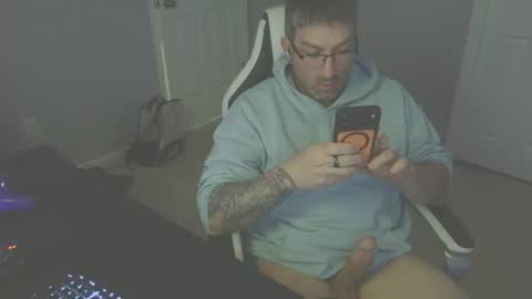 Snapshot of newevo chatting on April 19, 4:17 pm newevo online show from April 19, 4:17 pm