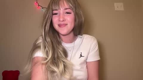 Snapshot of nextdoorlaur chatting on February 25, 12:15 pm Lauren online show from February 25, 12:15 pm