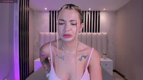 Snapshot of niaholland chatting on June 27, 6:24 pm SQUIRTER DOLL online show from June 27, 6:24 pm
