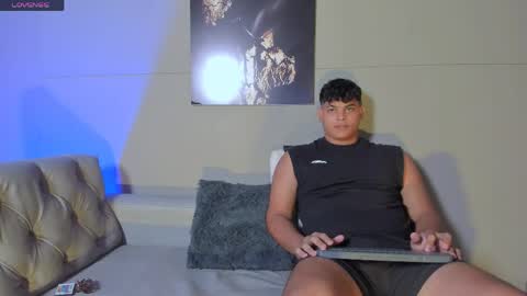 Snapshot of nicol_and_thiago_212 chatting on May 23, 11:31 pm nicol_and_thiago_212 online show from May 23, 11:31 pm